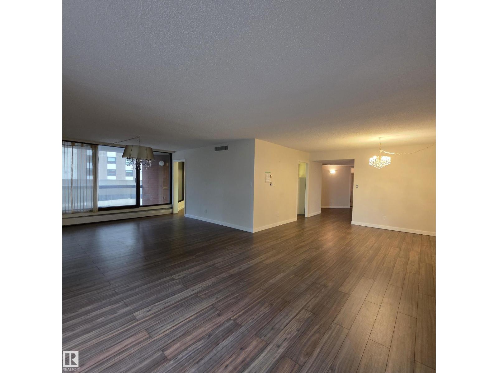 #2C 10050 118 ST NW - 18