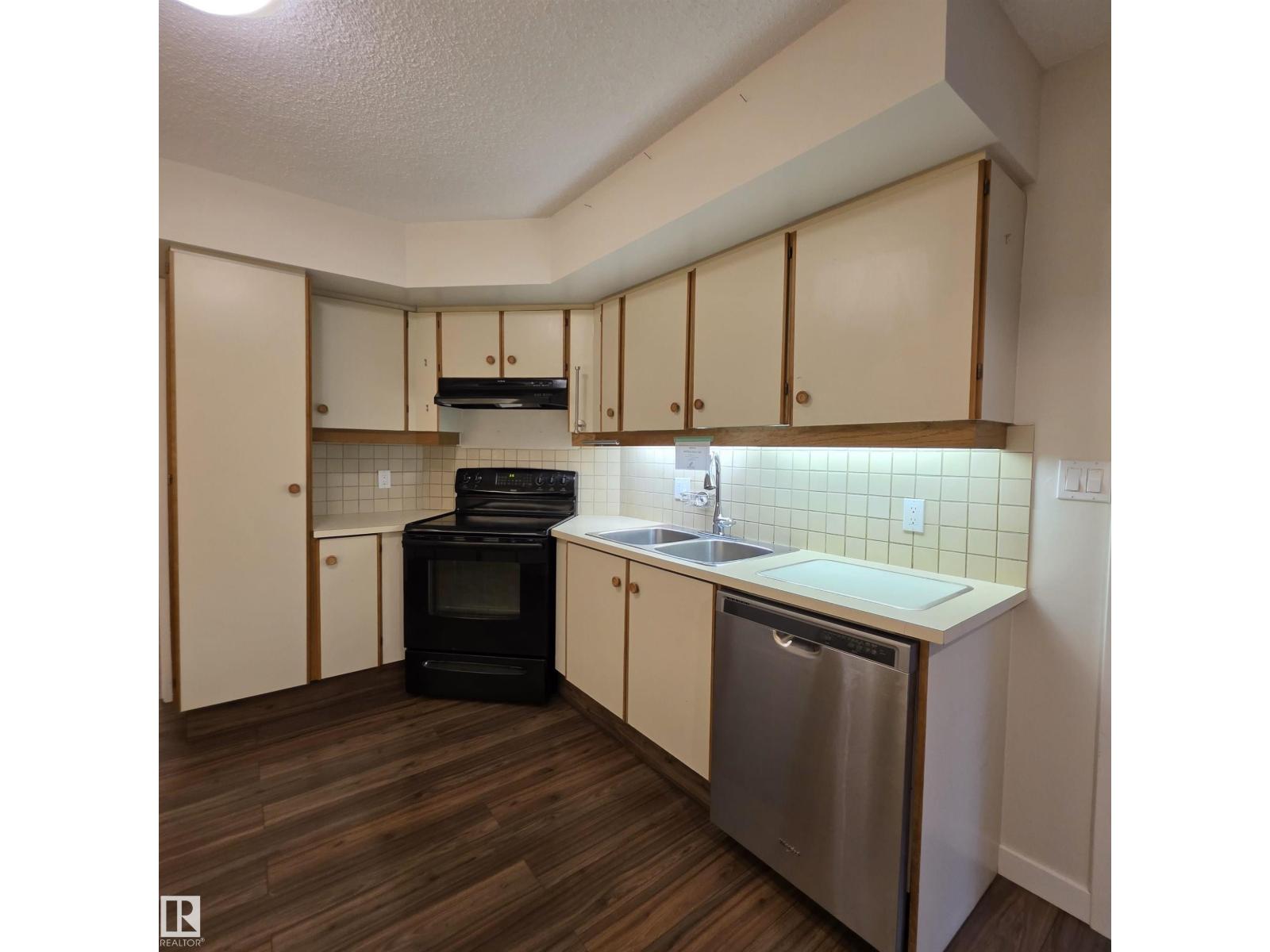 #2C 10050 118 ST NW - 25