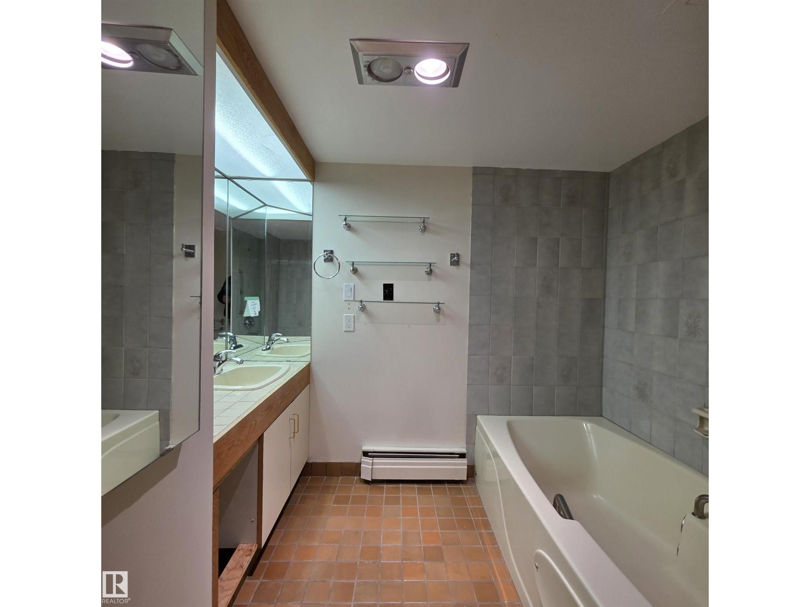 #2C 10050 118 ST NW - 36
