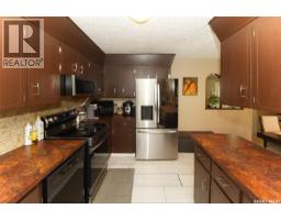 Family room - 18 Kyle Street, Regina, SK S4R6R6 Photo 8