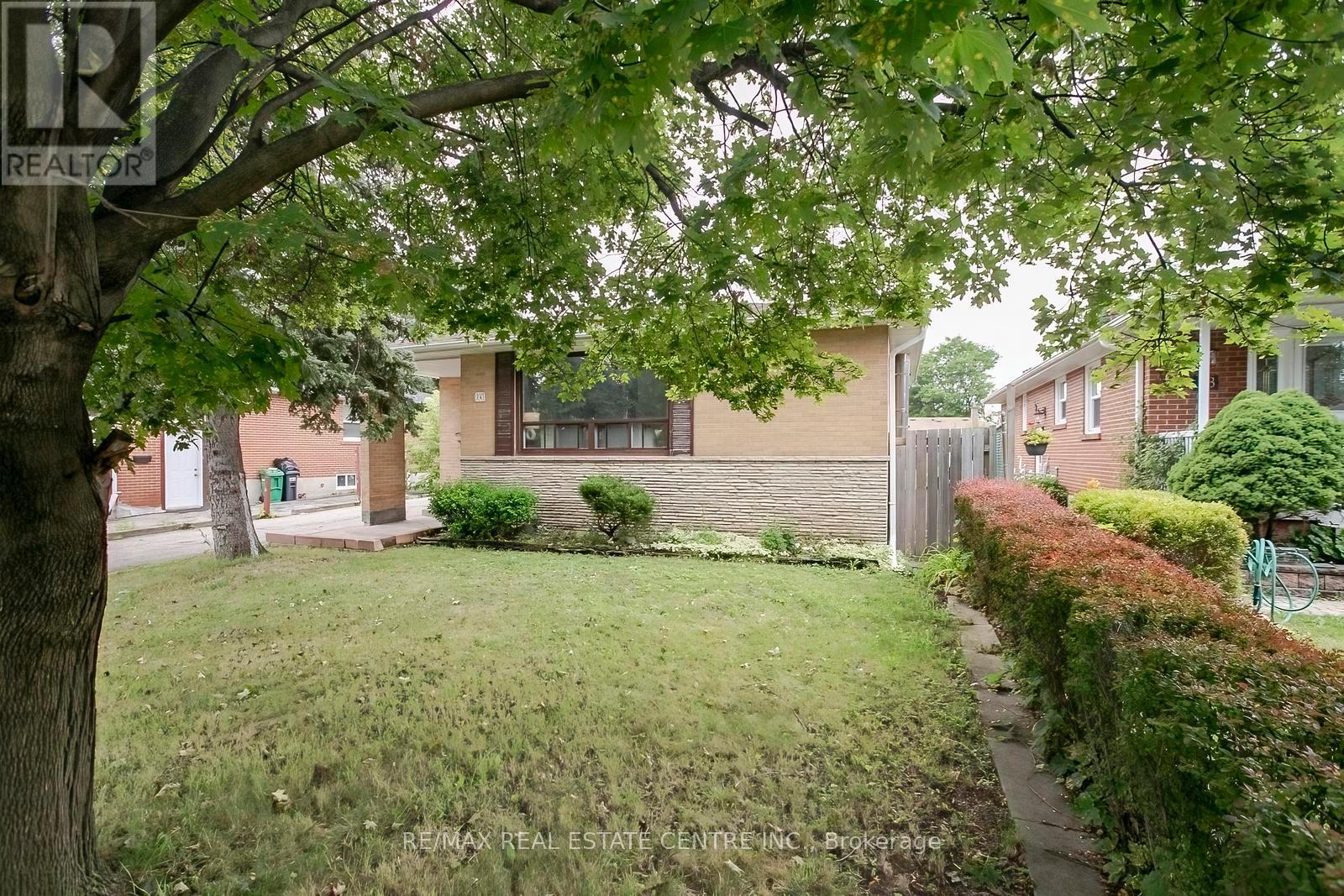 16 MCLAUGHLIN ROAD N - 1