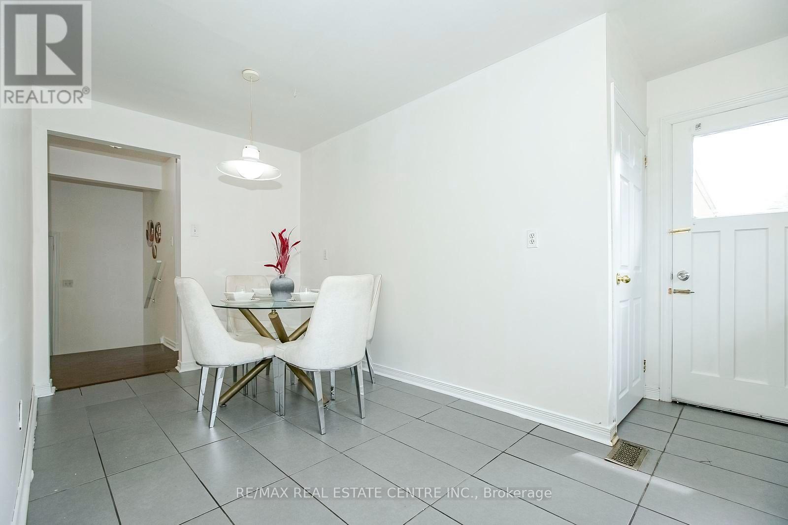 16 MCLAUGHLIN ROAD N - 19