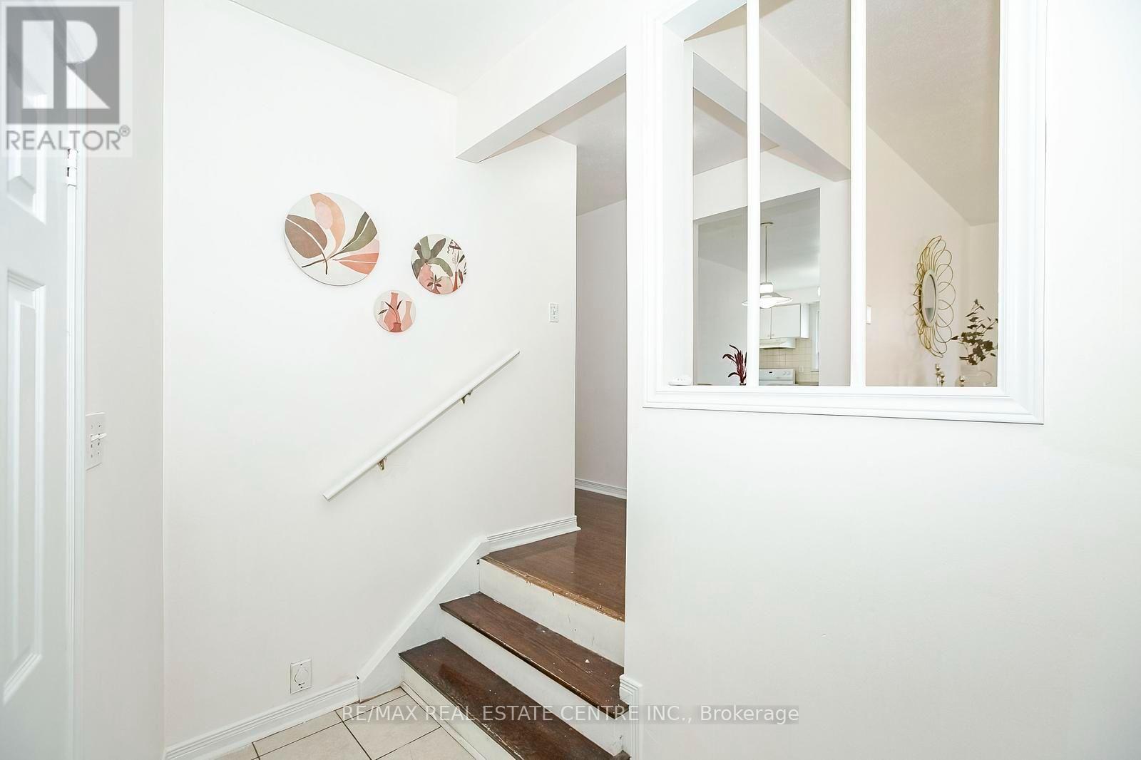 16 MCLAUGHLIN ROAD N - 7