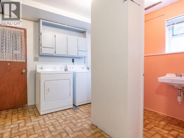 3571 MACKENZIE AVE - 37