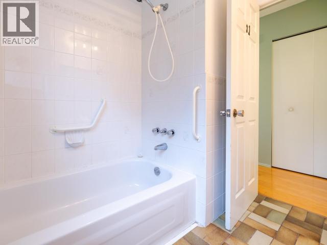3571 MACKENZIE AVE - 26