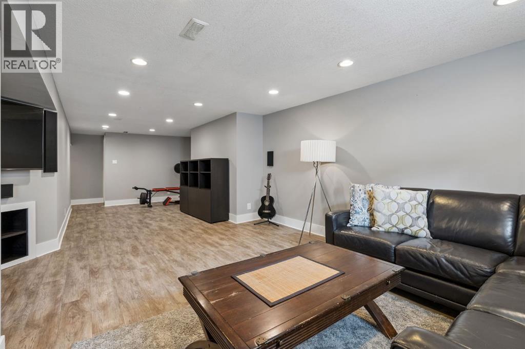91 Winslow Crescent SW - 25
