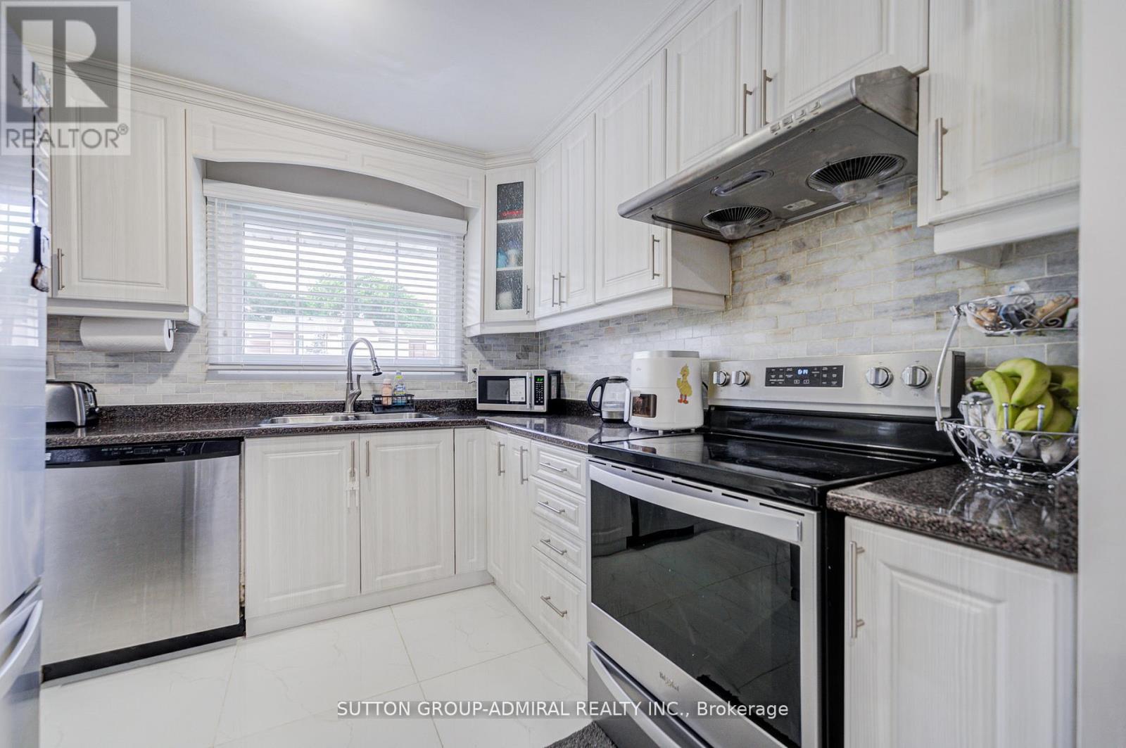 4 HILDA COURT - 12