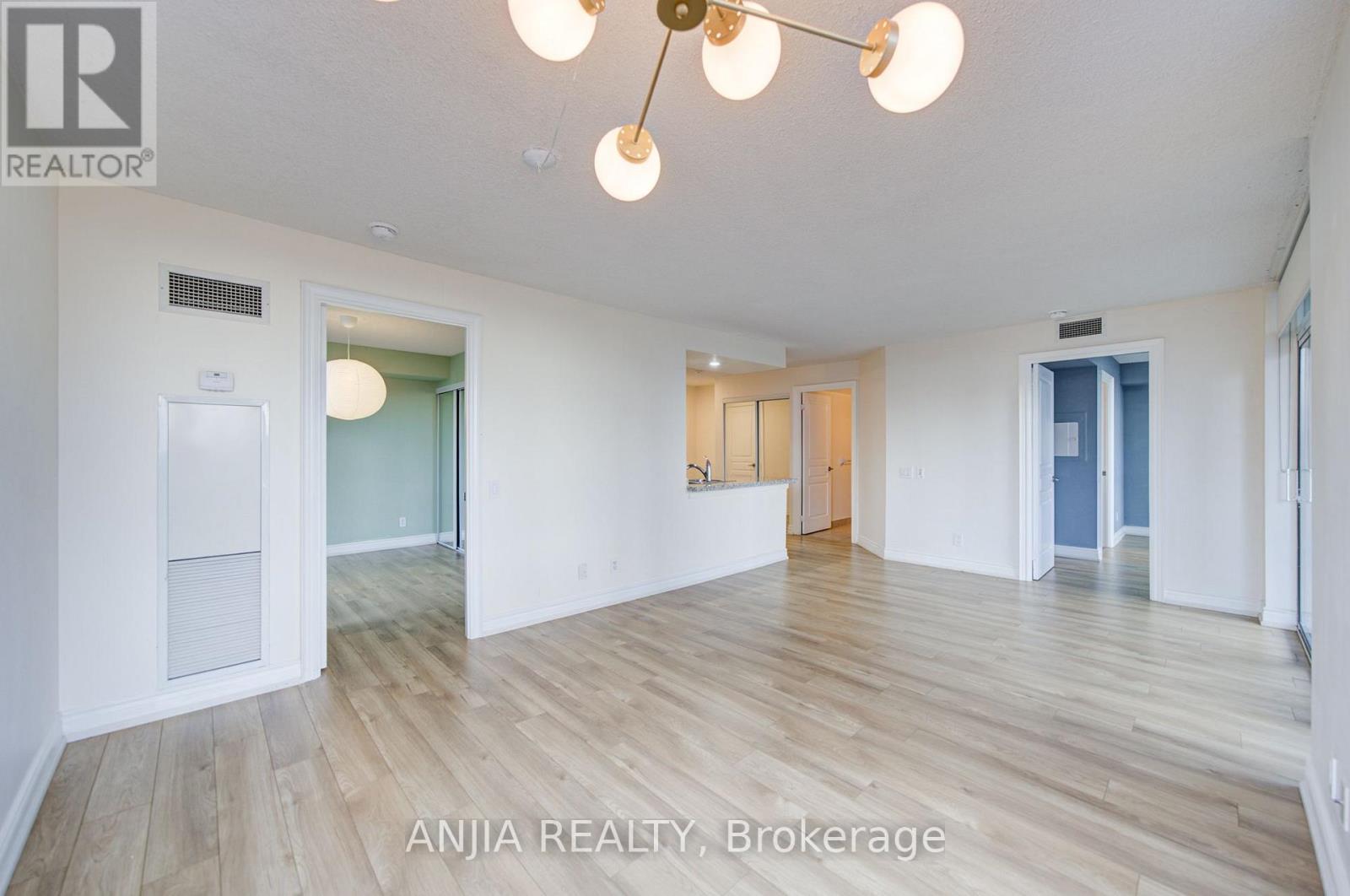 #1811 10 NORTHTOWN WAY - 14