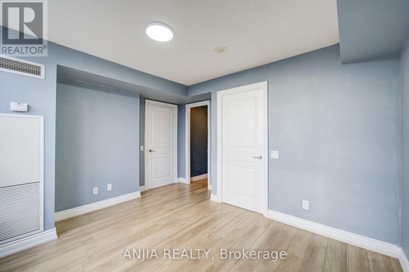 #1811 10 NORTHTOWN WAY - 20