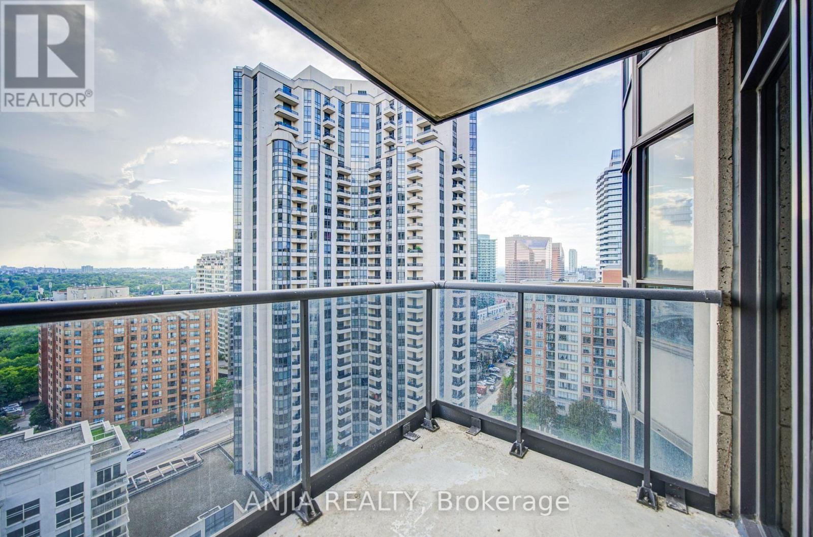 #1811 10 NORTHTOWN WAY - 28