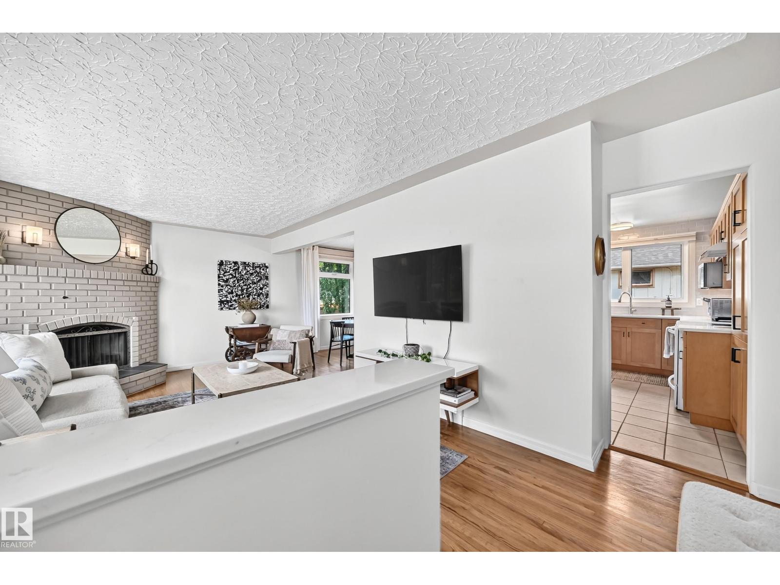 16406 87a AV NW - 5