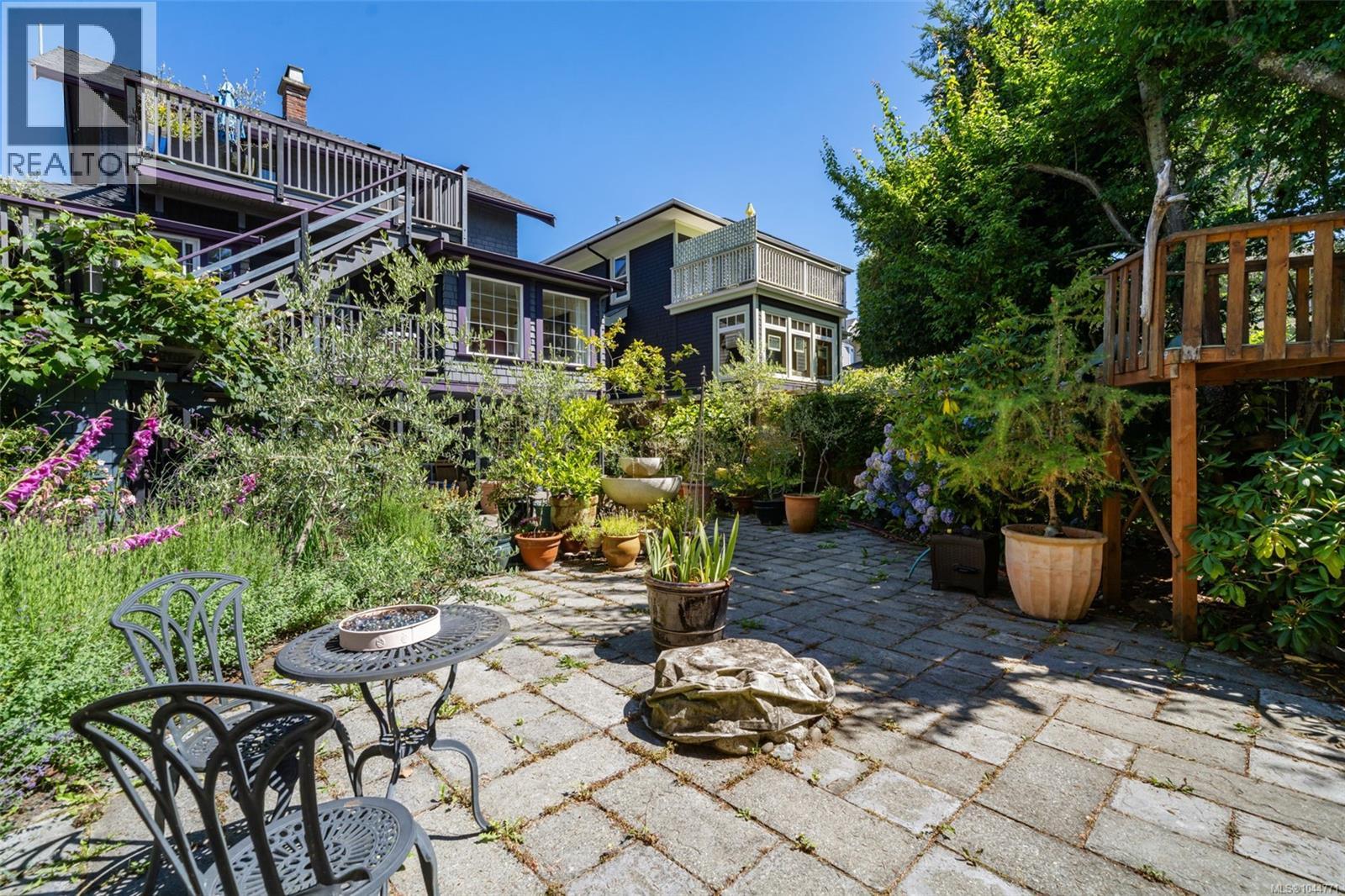 1271 McKenzie St - 23