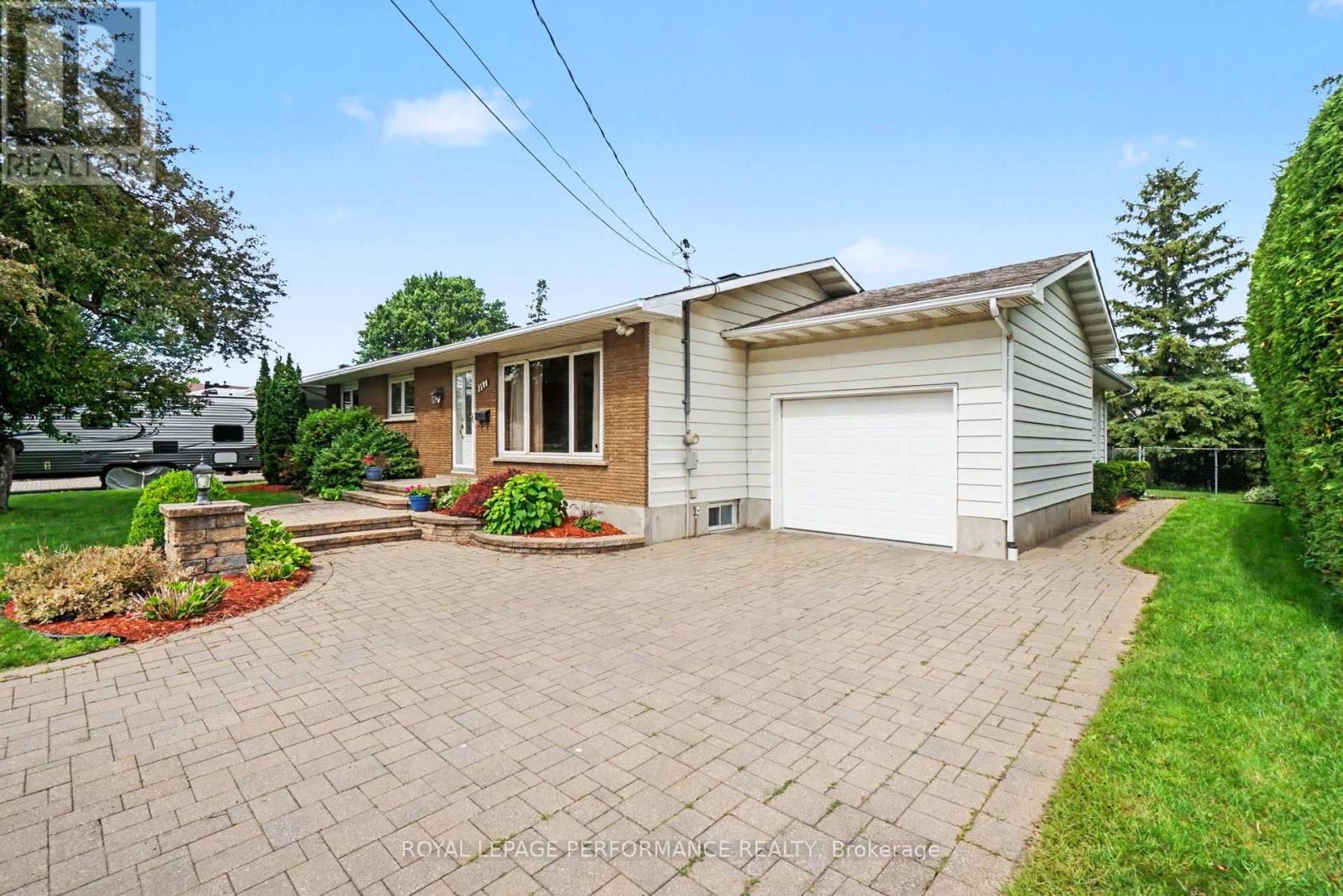 3 Bed, 2 Bath House for Sale in Ottawa – 1599 MAXIME STREET, Ottawa – MLS# X13654486 - Image 2