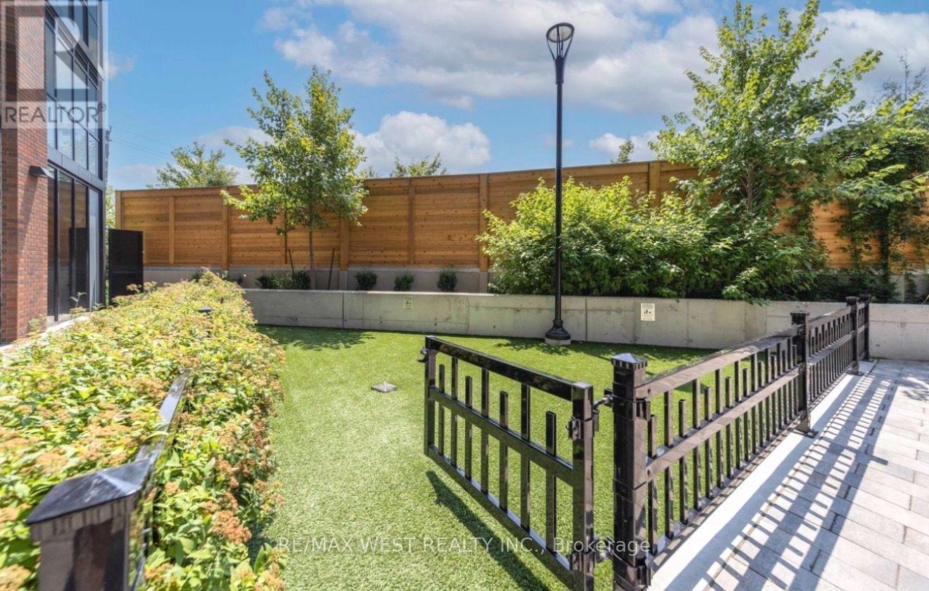#211 2300 ST CLAIR AVENUE W - 11