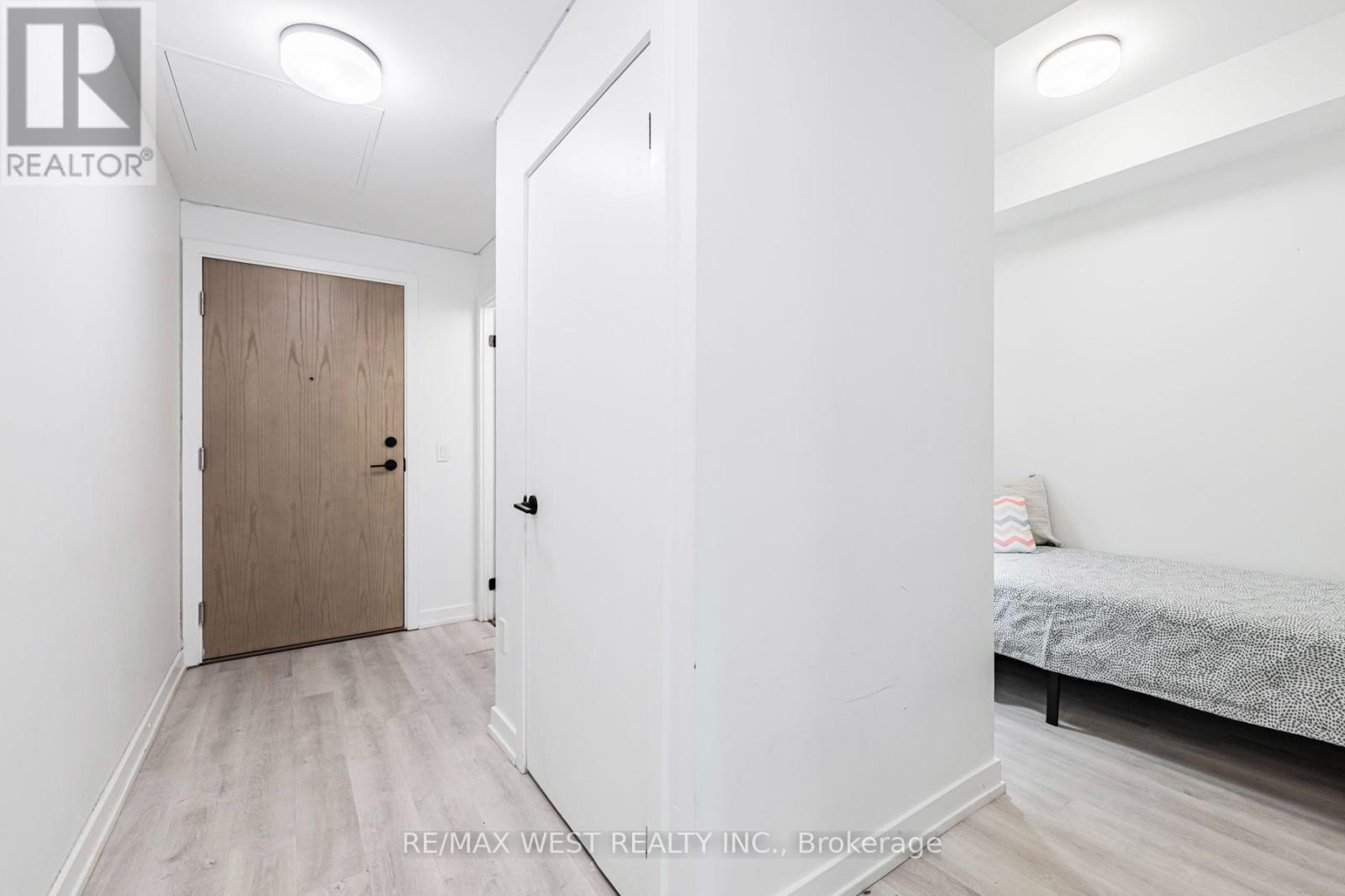 #211 2300 ST CLAIR AVENUE W - 6