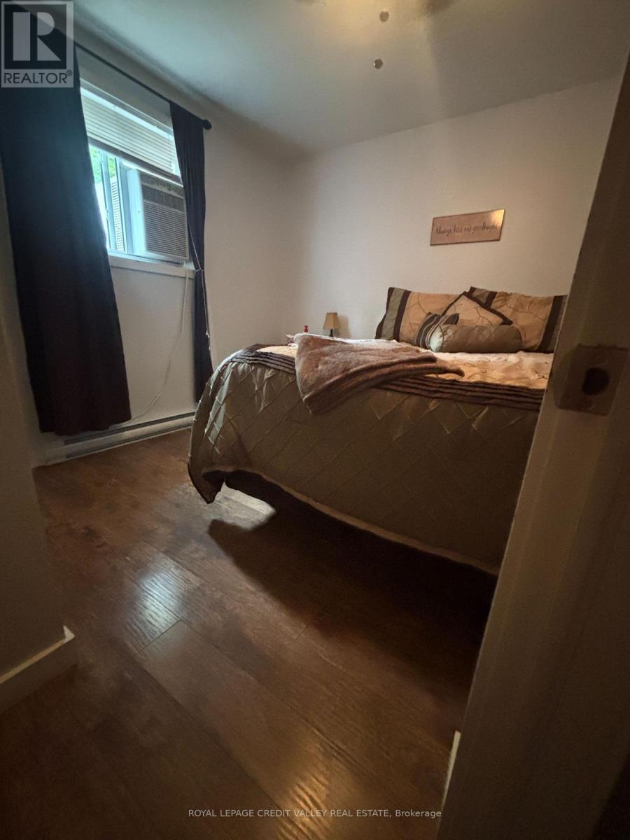39 CLEAK AVENUE N - 18