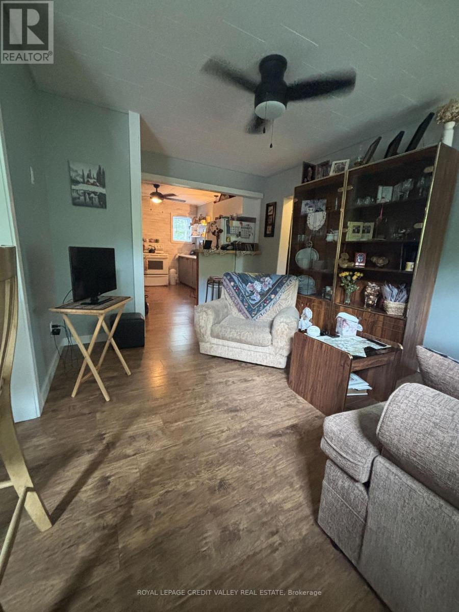 39 CLEAK AVENUE N - 8