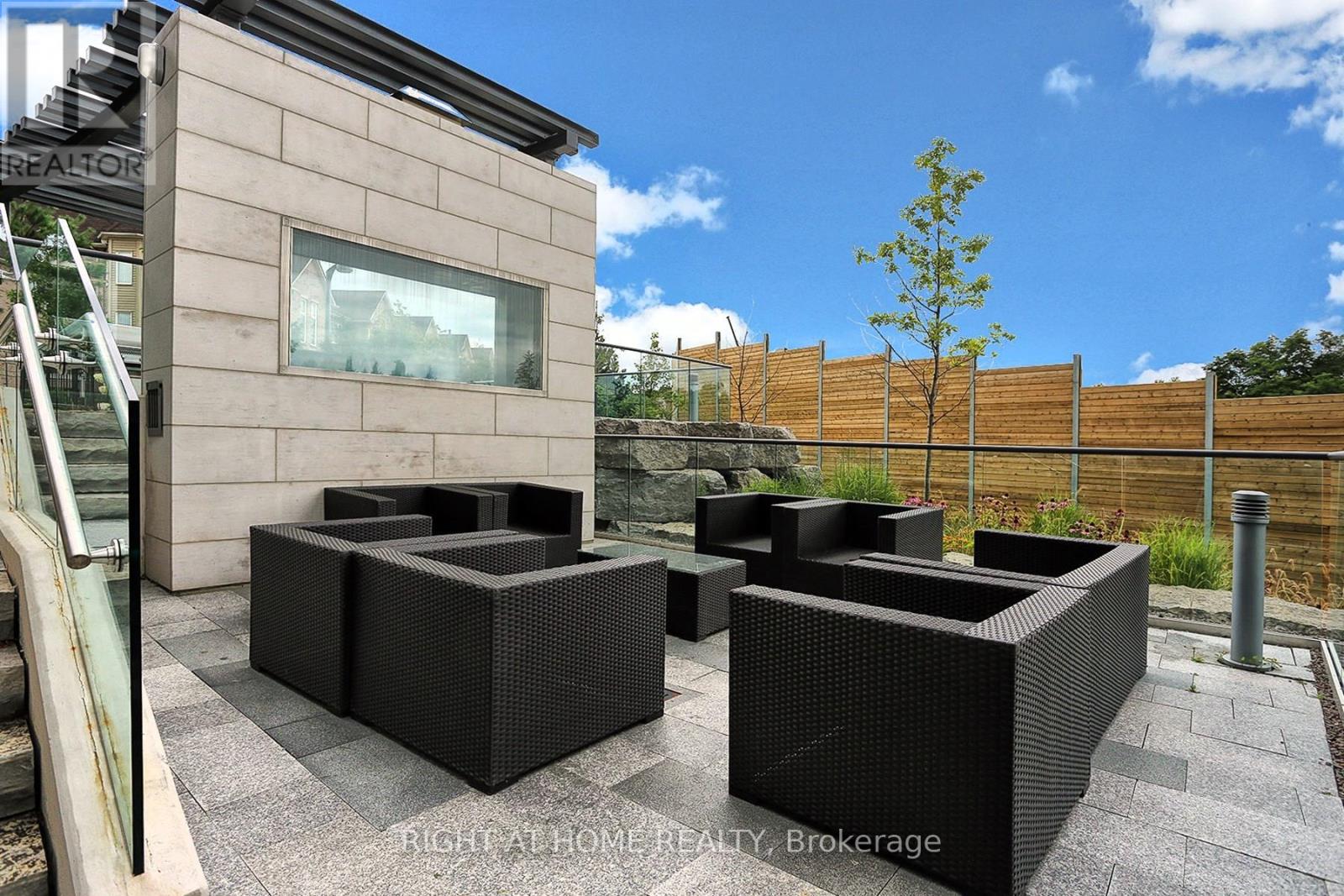 #303 35 BRIAN PECK CRESCENT - 12