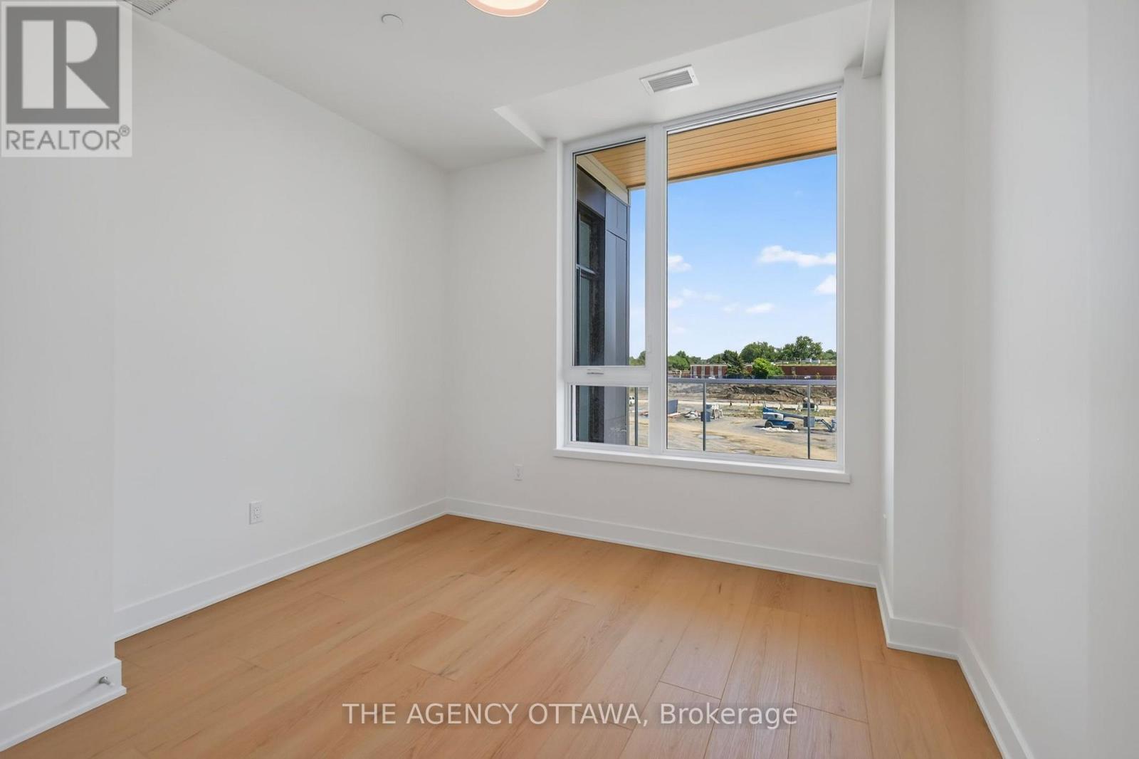 #303 3085 RIVERSIDE DRIVE - 10