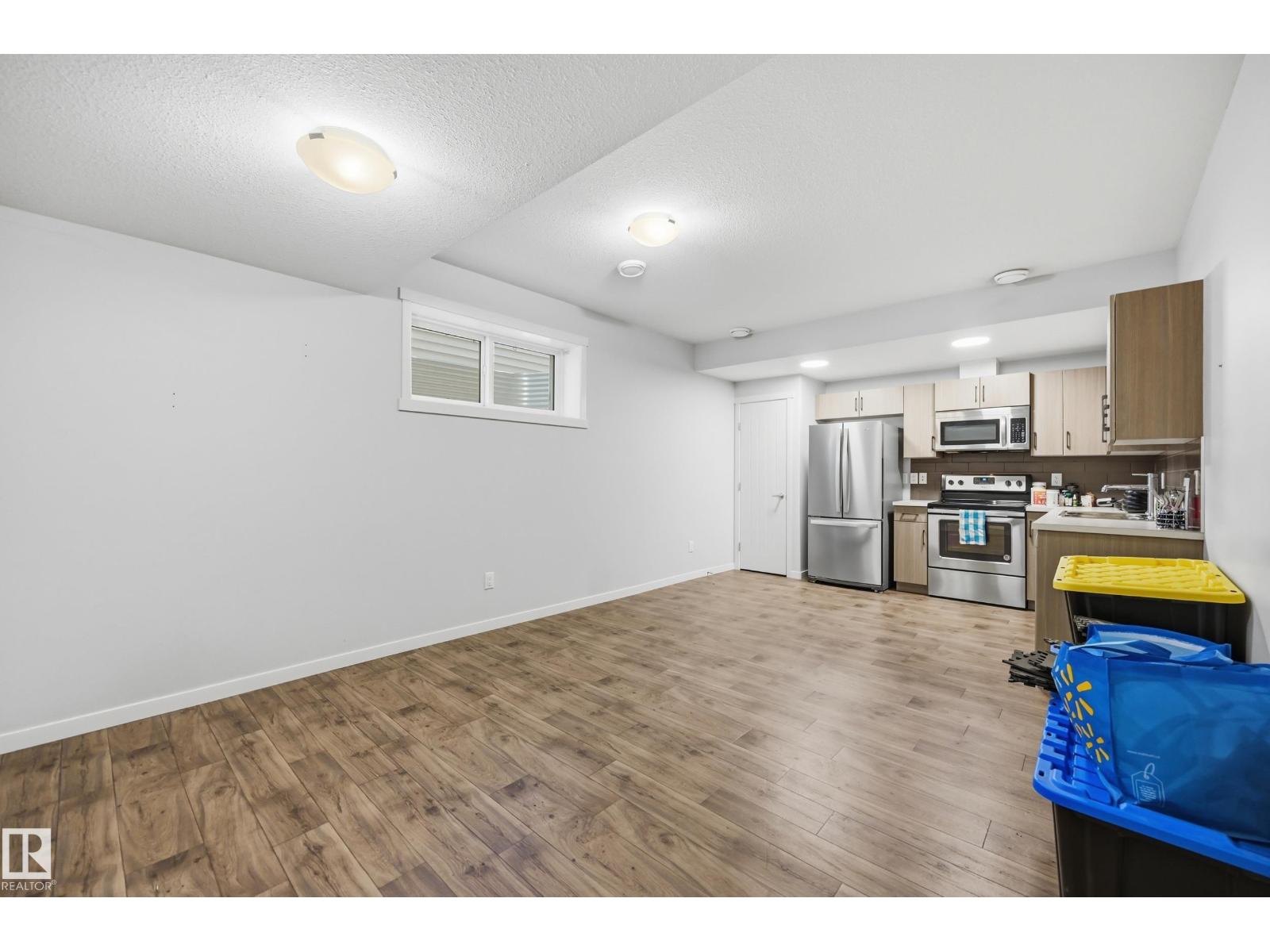 22135 96 AV NW - 31