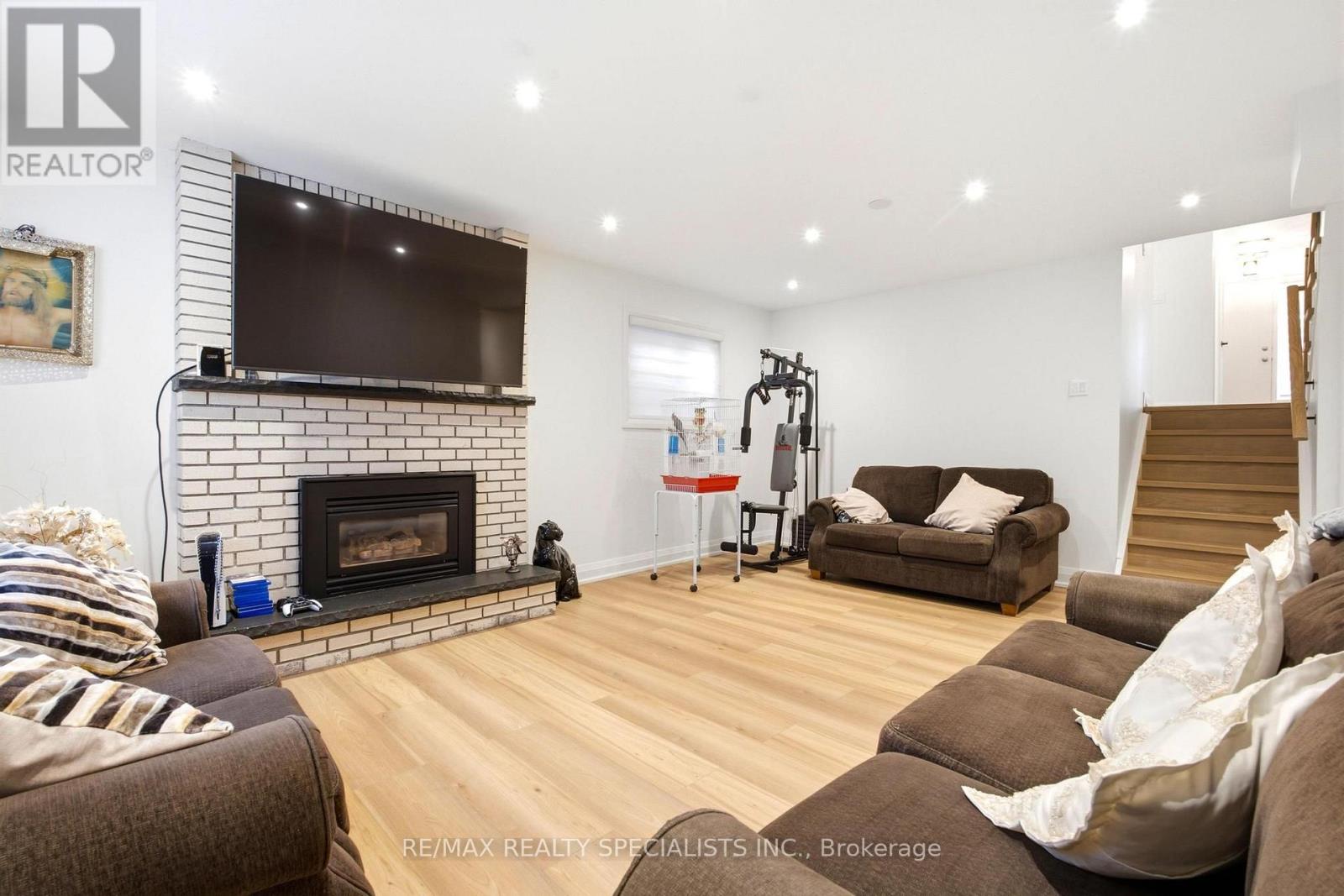 29 BLACKTHORN LANE - 23
