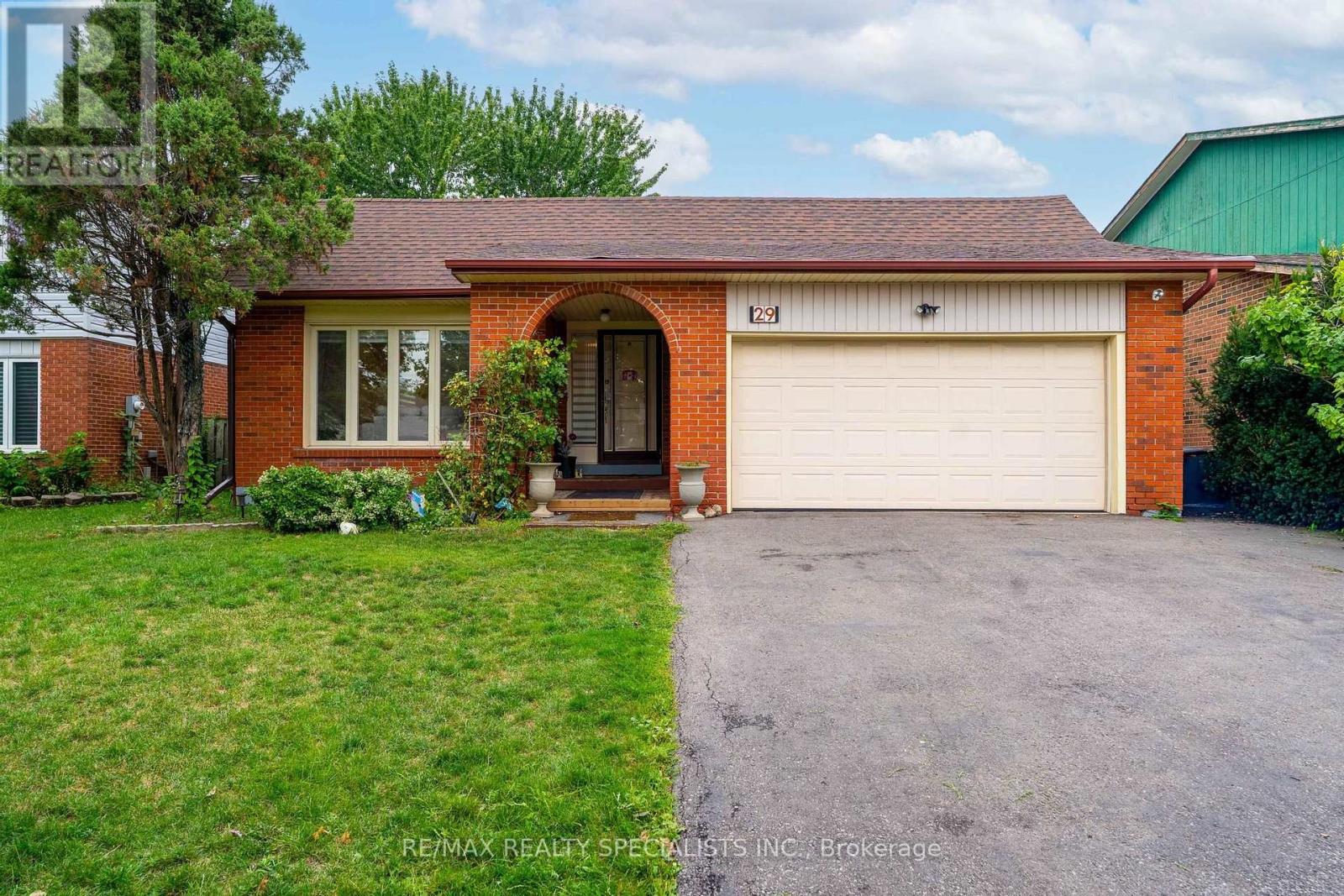 29 BLACKTHORN LANE - 3