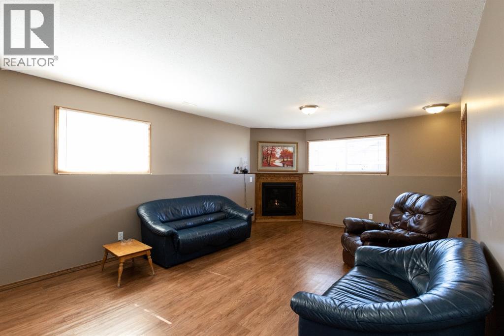 4406 54A Avenue Crescent - Image 35