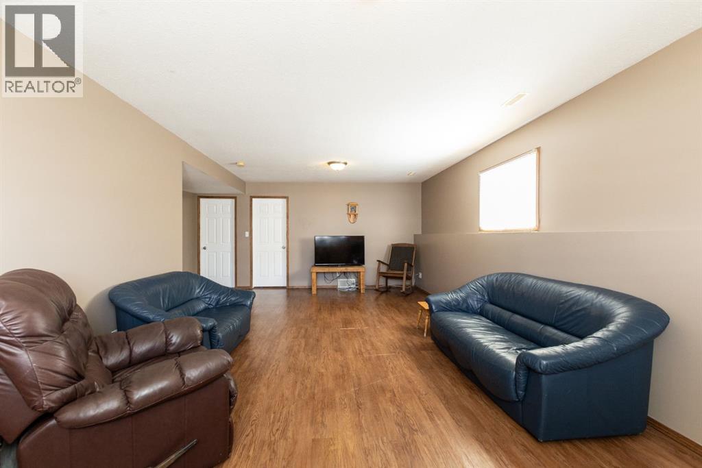 4406 54A Avenue Crescent - Image 36