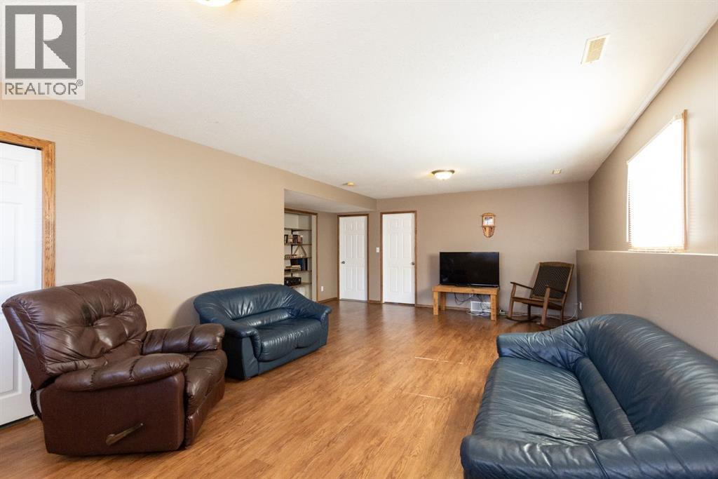 4406 54A Avenue Crescent - Image 37