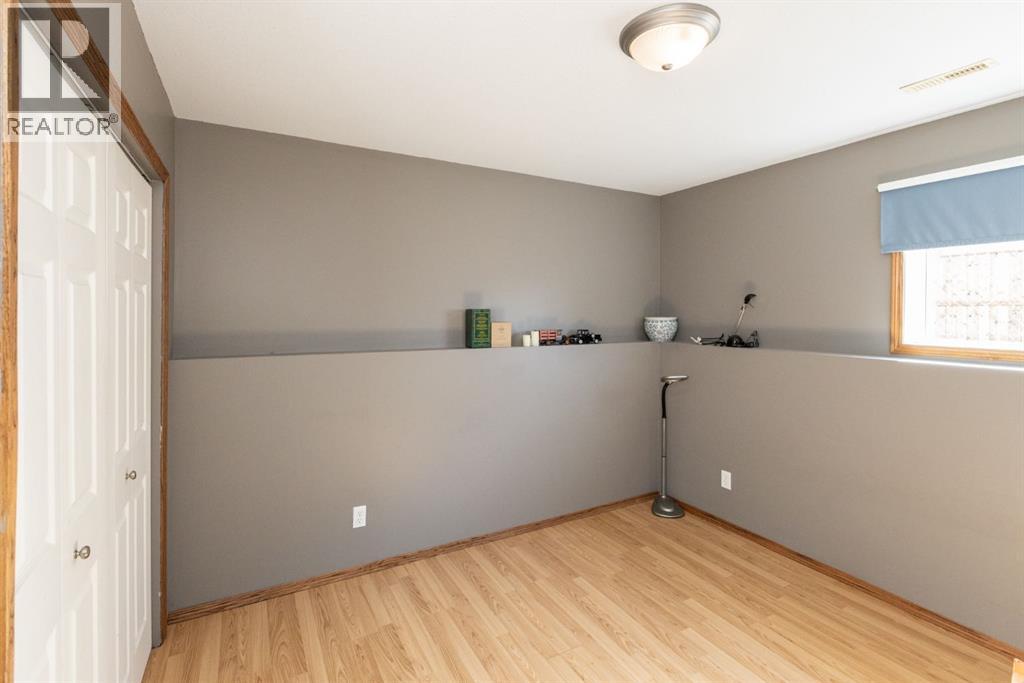 4406 54A Avenue Crescent - Image 41