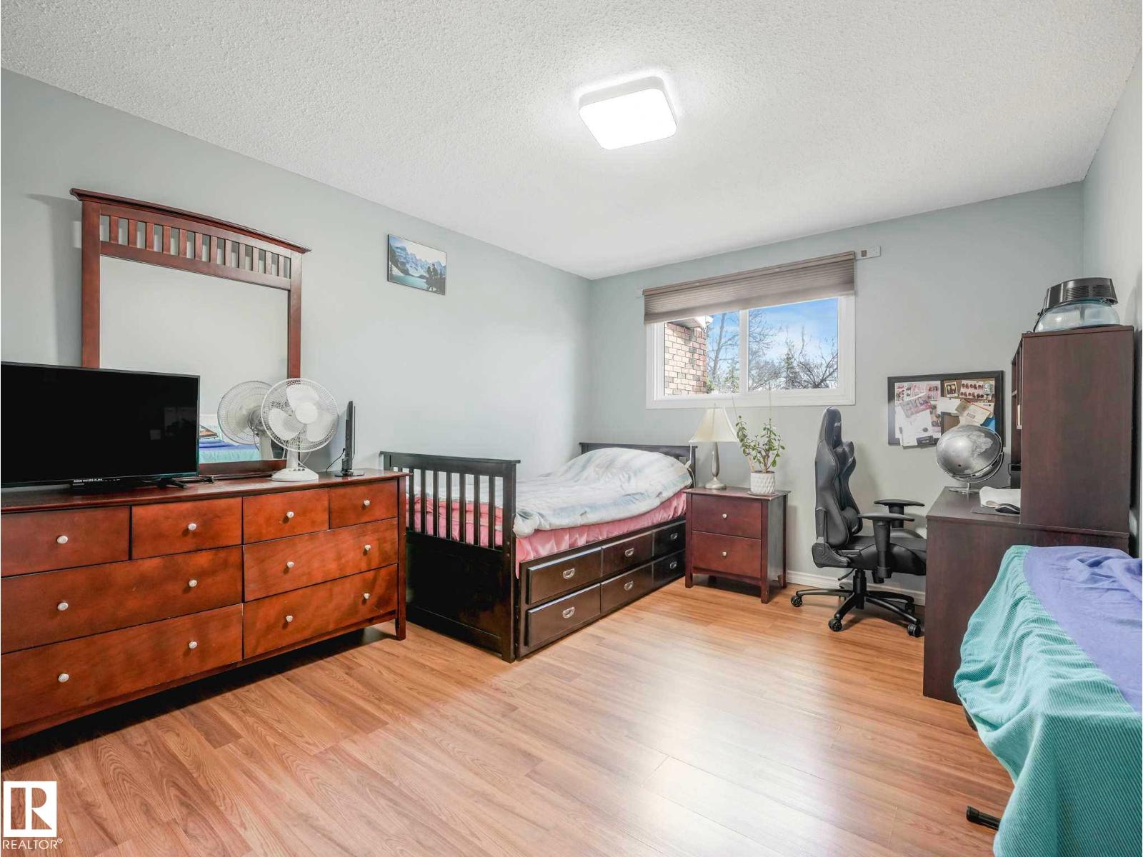 13405 40 St NW - 23