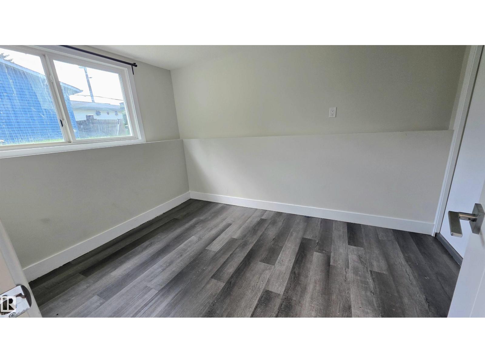 9131 83 AV NW - 25