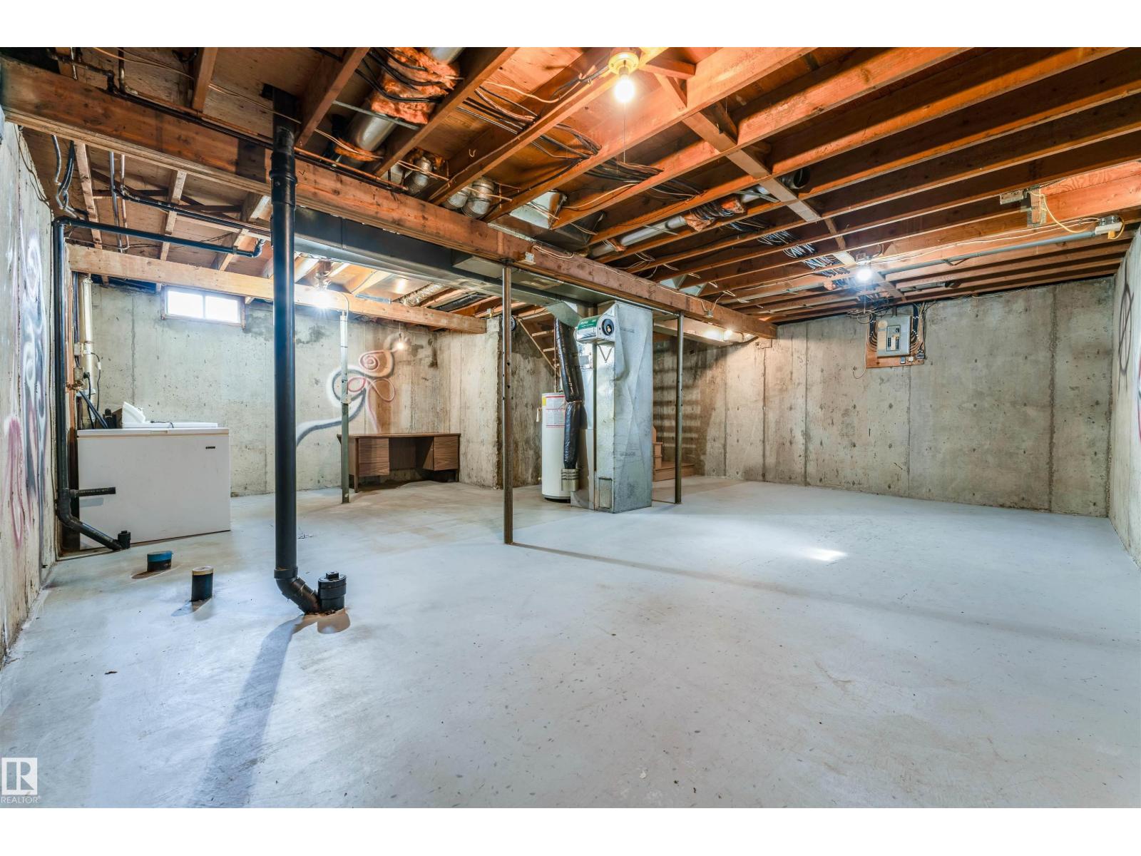 9245 54 ST NW - 32