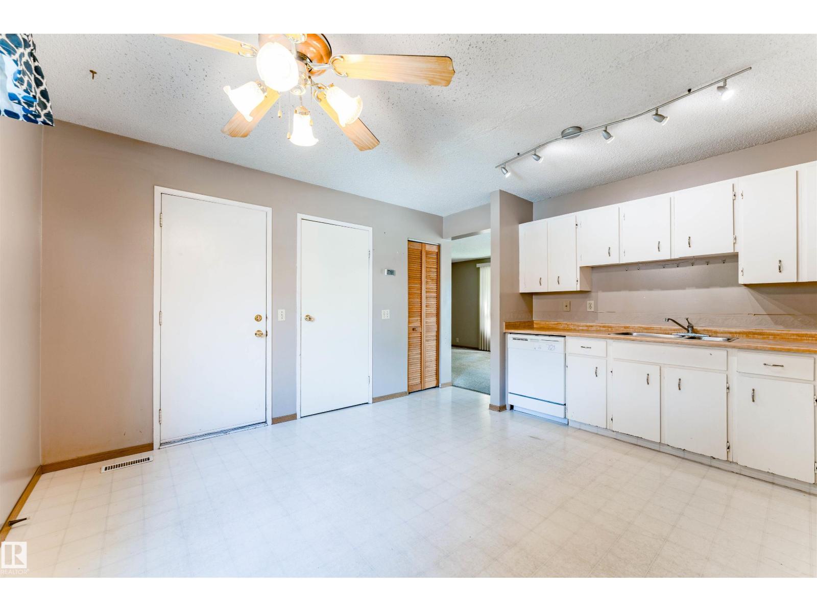 9245 54 ST NW - 9