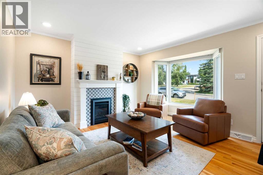 15 Carmangay Crescent NW, Collingwood, Calgary photo 3