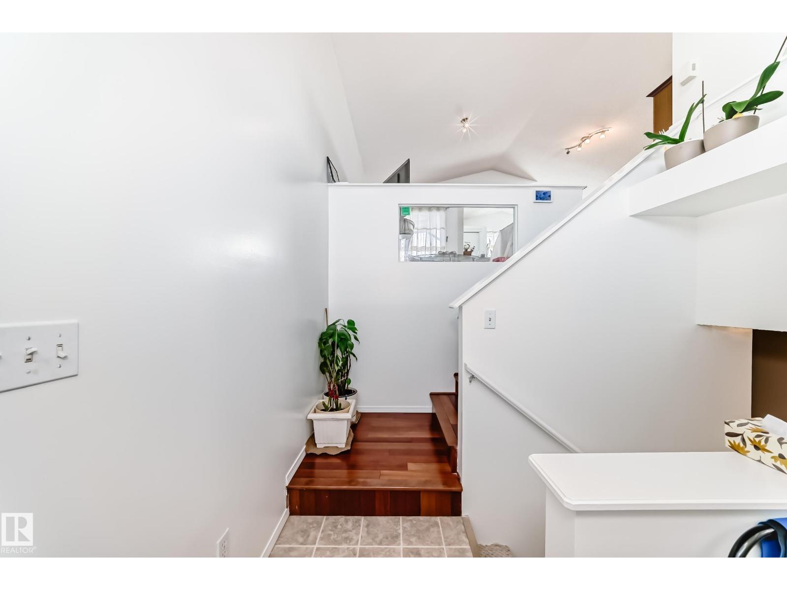 15112 139 ST NW - 4
