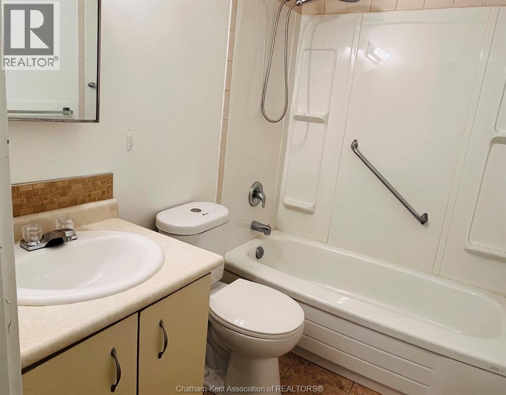 #406 130 PARK AVENUE East - 32
