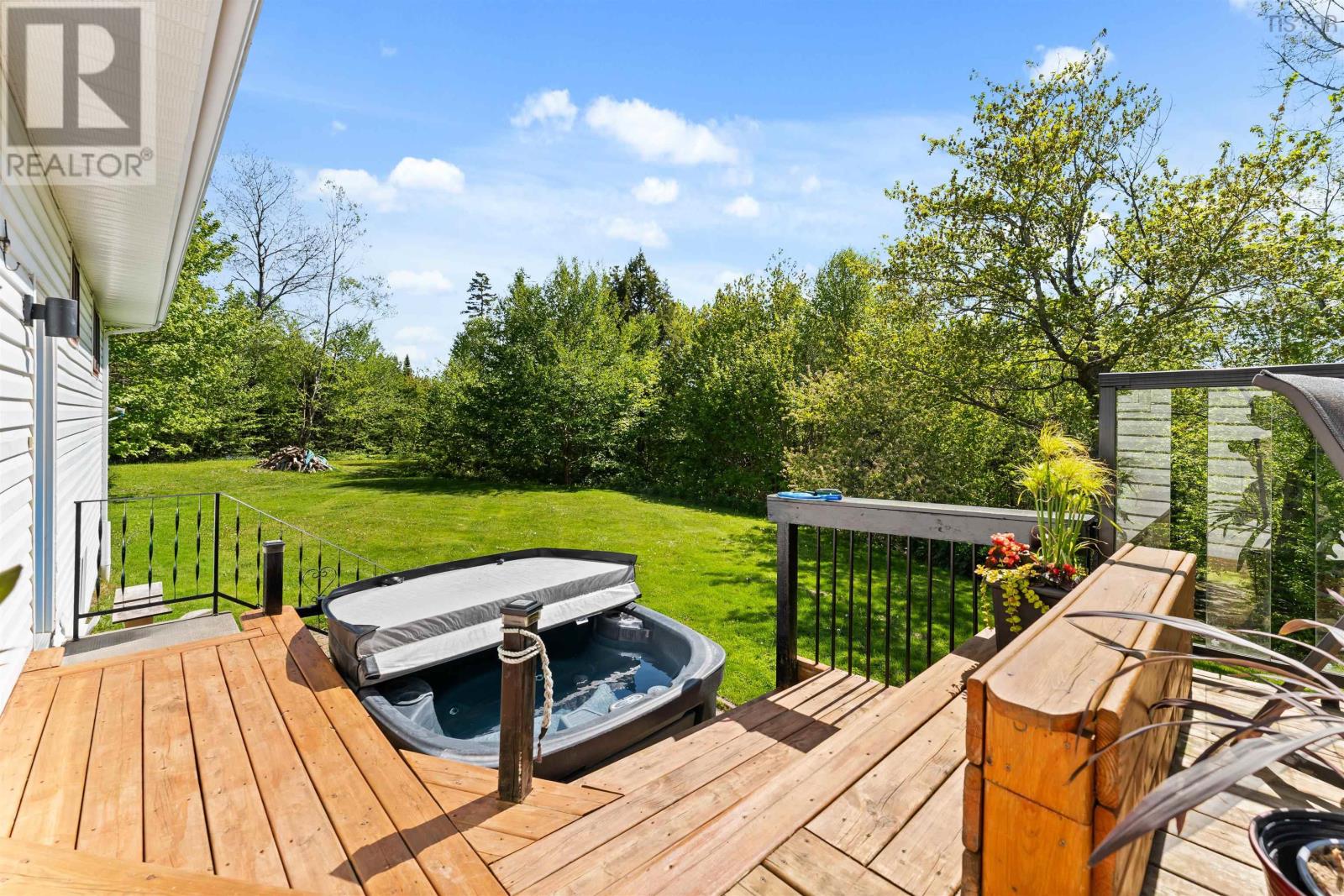 660 East Uniacke Road - 39