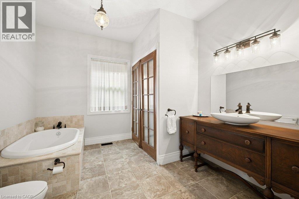 9 PARK Avenue W - 30