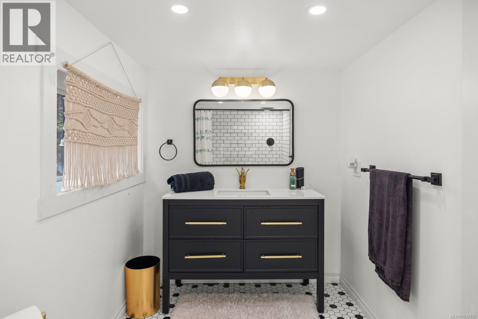886 Maddison St - 27