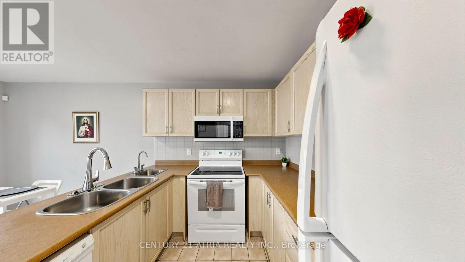 102 HUNTINGTON CRESCENT - 12