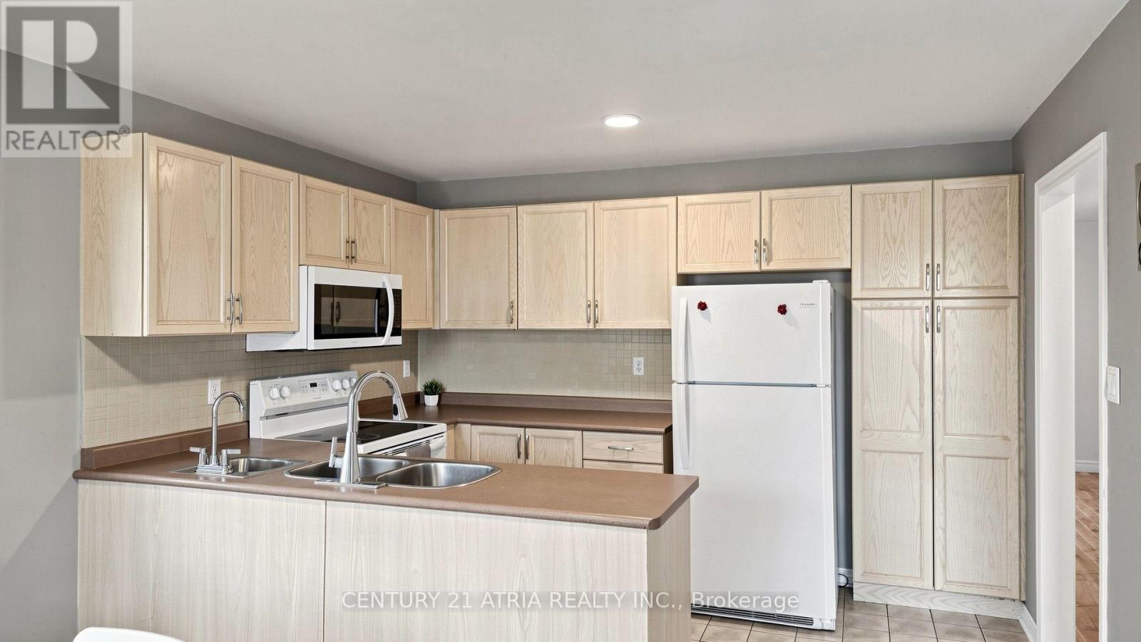 102 HUNTINGTON CRESCENT - 14