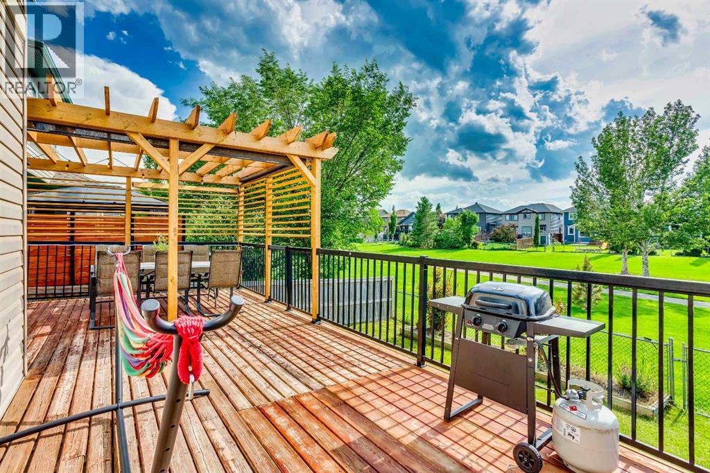 1925 Luxstone Park SW, Airdrie — photo 2