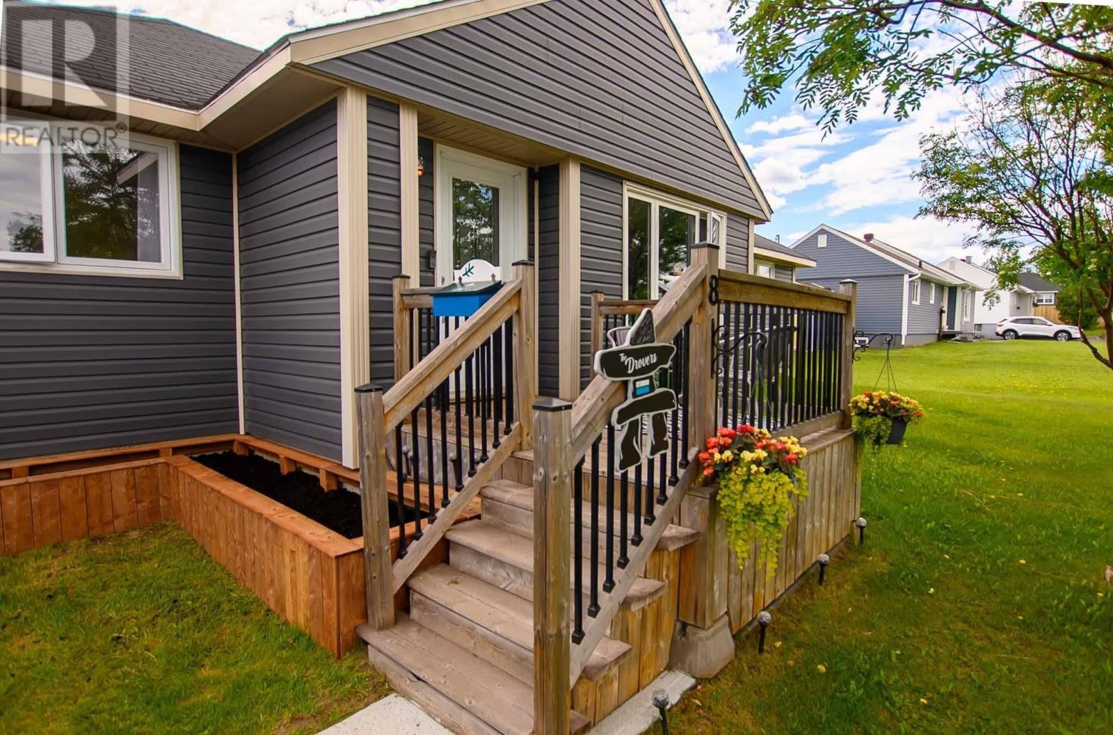 8 Pine Avenue, Labrador City — photo 2