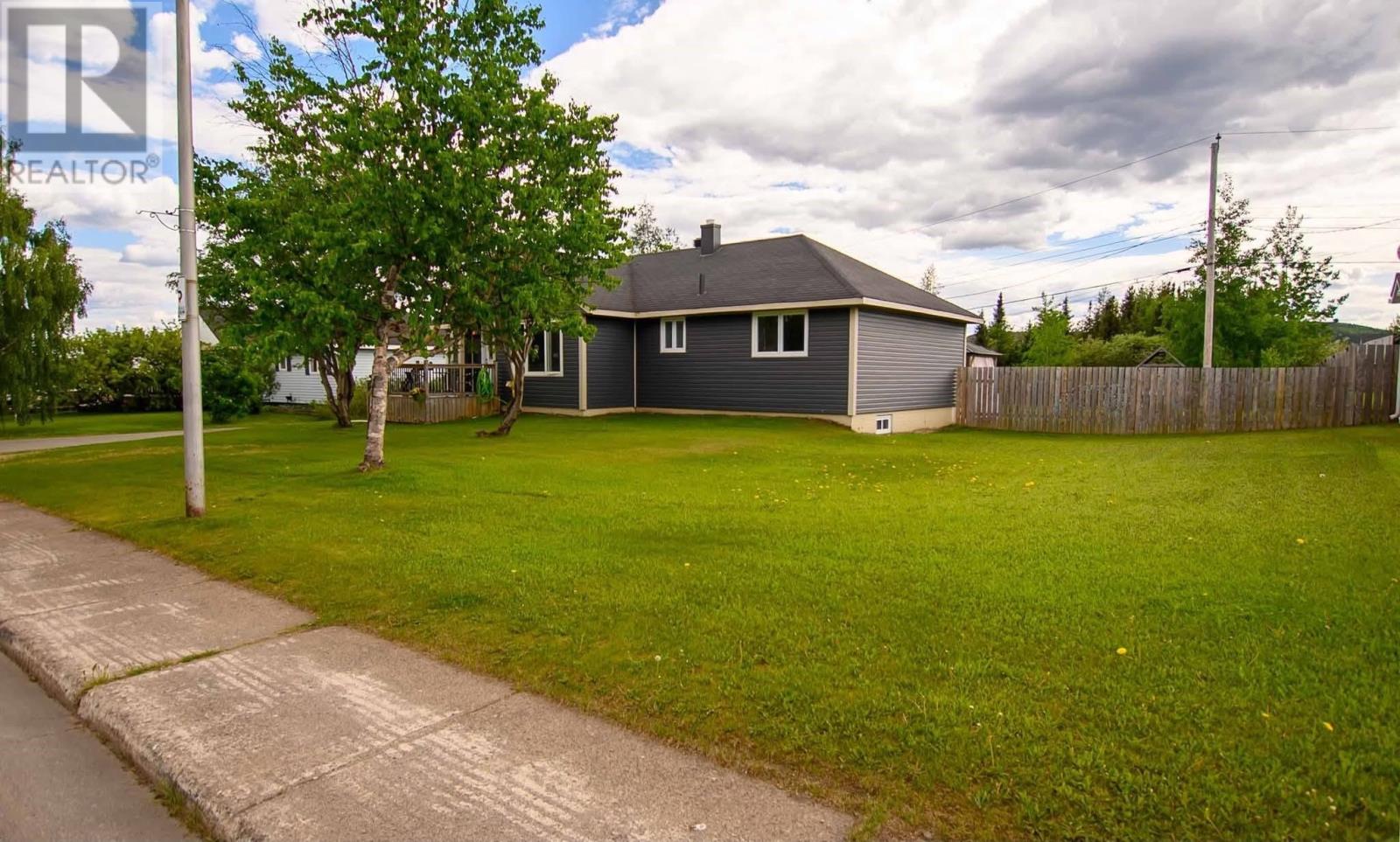 8 Pine Avenue, Labrador City — photo 3