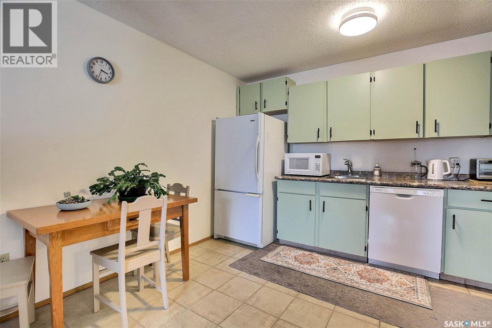 #505 2406 Heseltine ROAD - 9