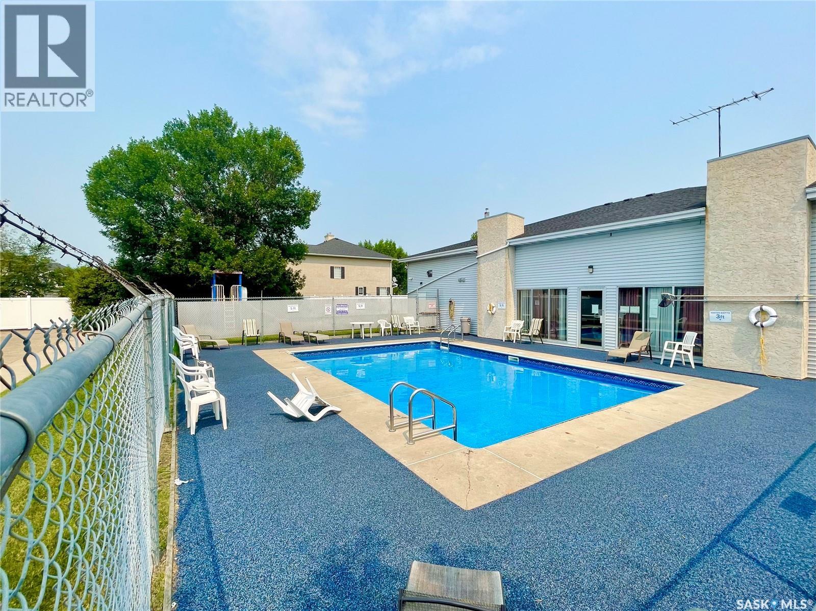 #505 2406 Heseltine ROAD - 26