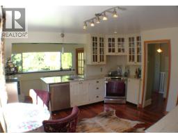 1404 Taunton St, Victoria, BC V8R1W9 Photo 13