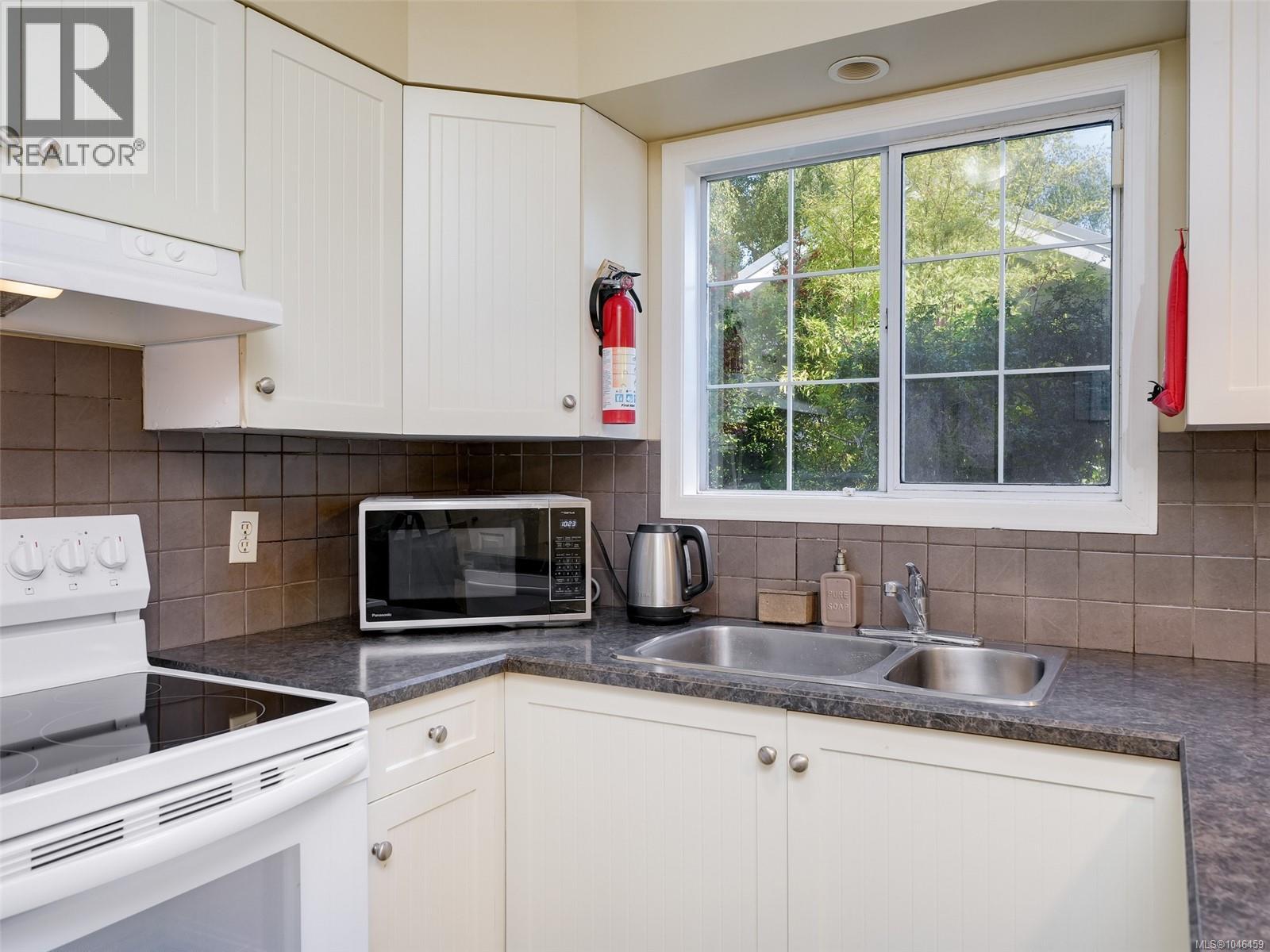  1146 Faithful Street, Victoria