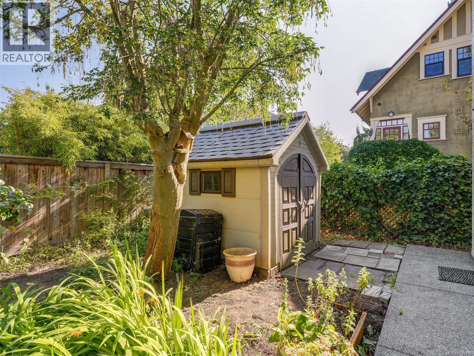  1146 Faithful Street, Victoria